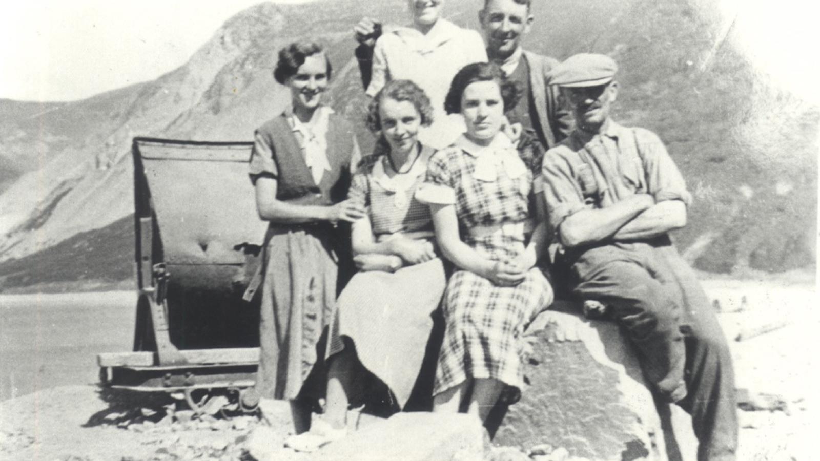 Group of local people, Nant Gwrtheyrn 1930s